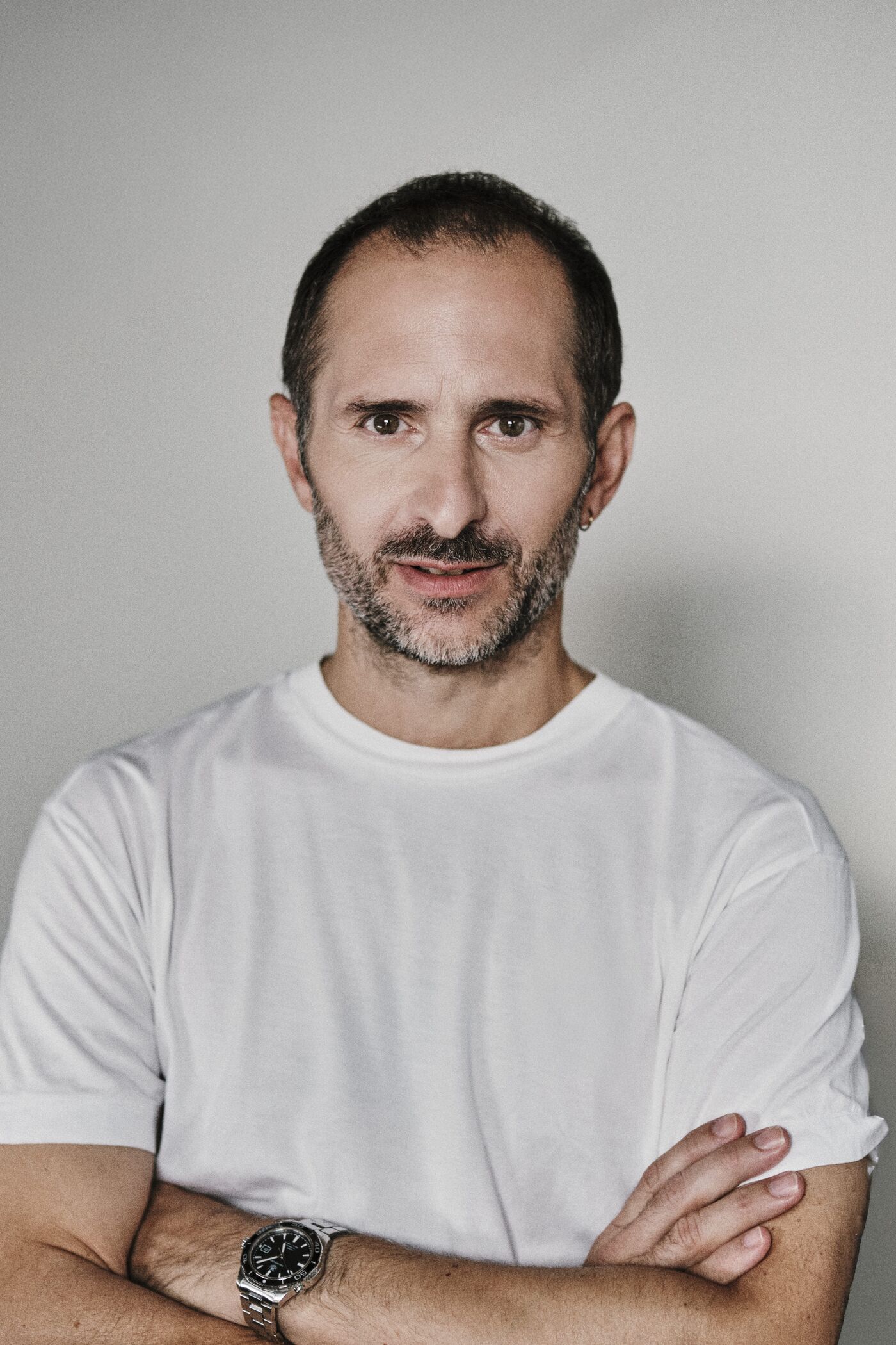 Javier Coromina con camiseta blanca