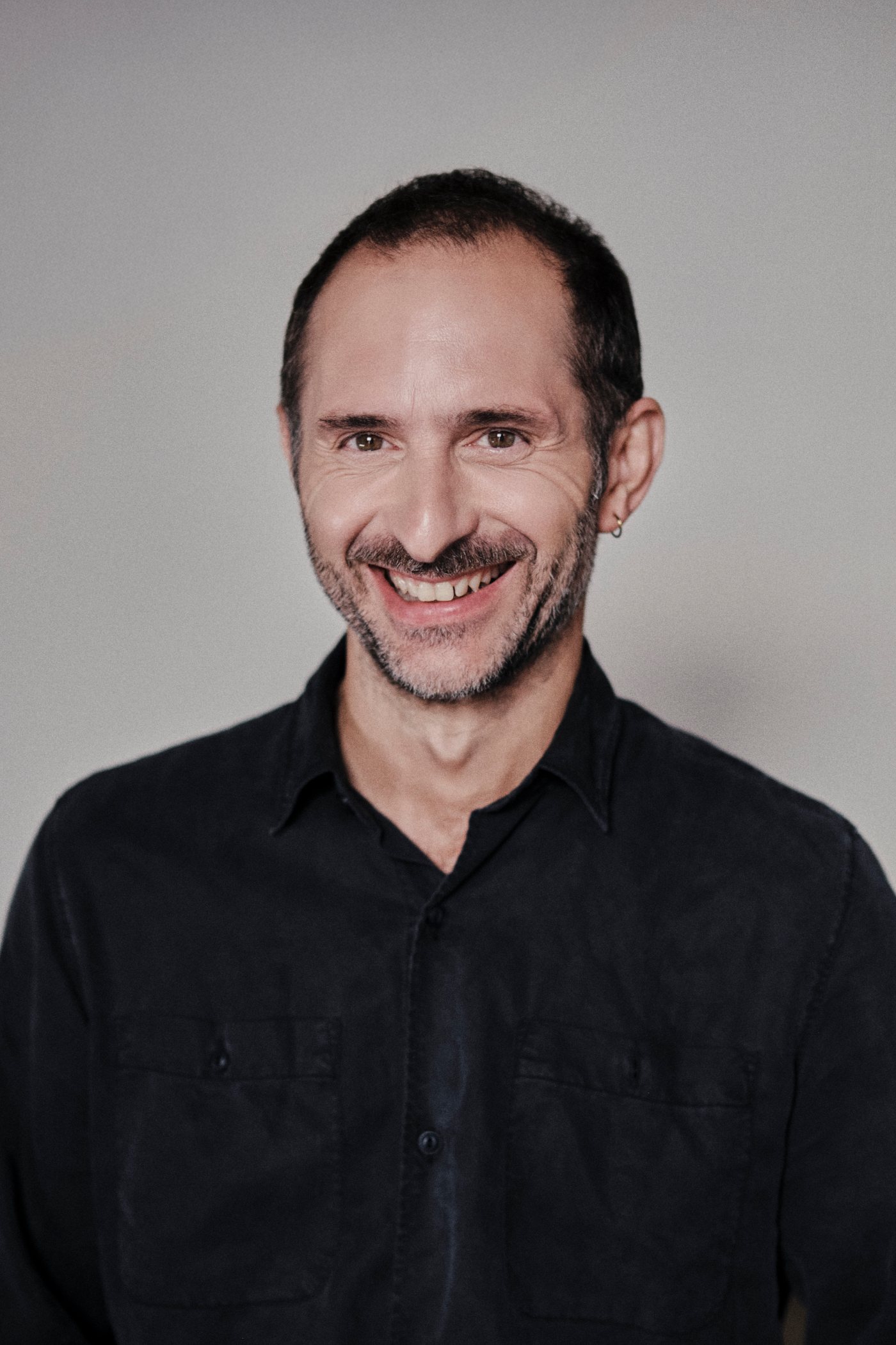 Javier Coromina con camisa oscura